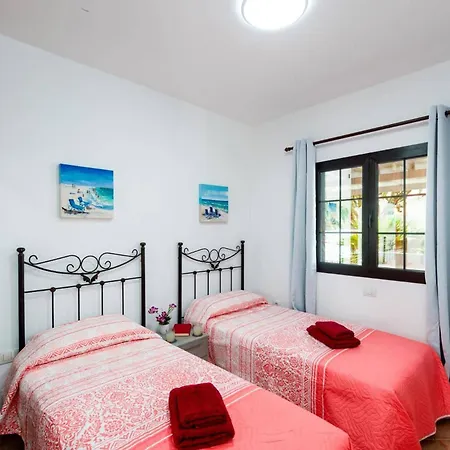 Willa Alvaro Dos By *